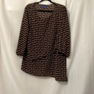 Apt 9 top relaxed top has elastic 3/4 sleeves.